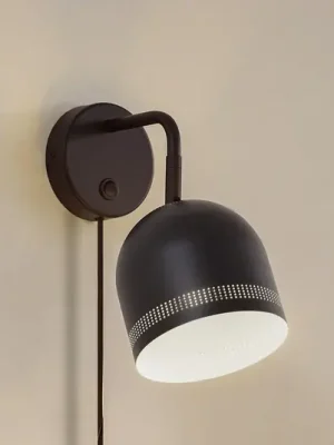 Levný NOLA Nástěnné světlo Oura, černé, zástrčka, nastavitelné, železo