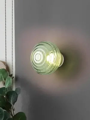 Zlevněný LED nástěnné světlo Earl, mosaz/zelená, sklo, Ø 15,5 cm