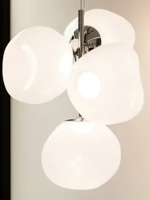 Aktuální Tom Dixon Melt Chandelier Mini, opálová/stříbrná, Ø 55 cm