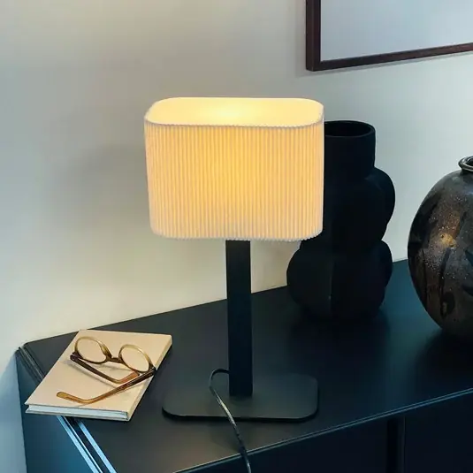 Cenově Výhodný Dyberg Larsen stolní lampa Calix, přírodní bílá, výška 39 cm