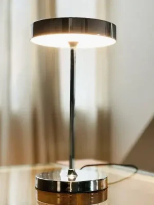 Dyberg Larsen LED stolní lampa Starlight, chrom, výška 26 cm Přímo Od Výrobce