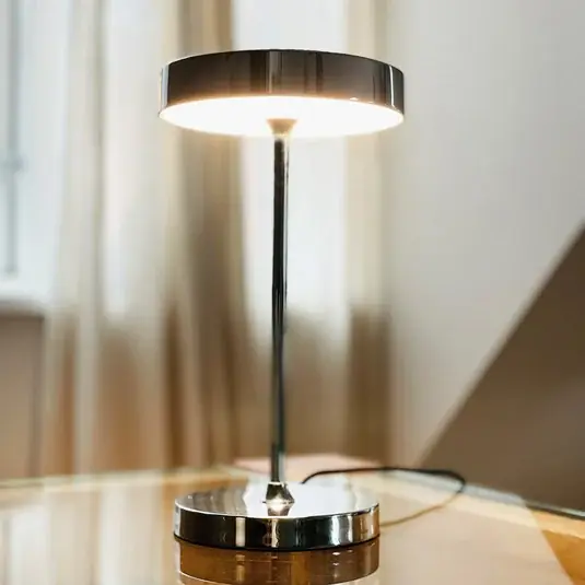 Dyberg Larsen LED stolní lampa Starlight, chrom, výška 26 cm Přímo Od Výrobce