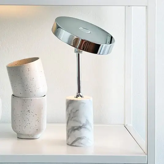 Nejprodávanější Dyberg Larsen LED stolní lampa na baterie Starlight, chrom/bílá