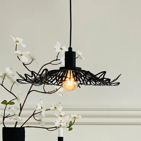 Závěsné světlo Dyberg Larsen Flora, matná černá, Ø 40 cm, kov Kup Teď
