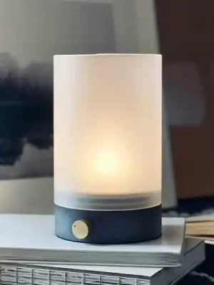 Výhodná Nabídka Dyberg Larsen LED stolní lampa Cozy, výška 20,5 cm, beton