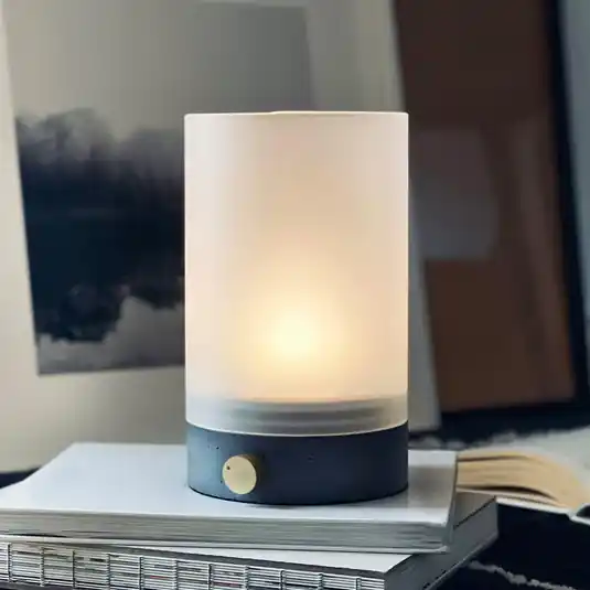 Výhodná Nabídka Dyberg Larsen LED stolní lampa Cozy, výška 20,5 cm, beton
