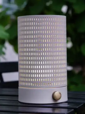 Dyberg Larsen LED stolní lampa na baterie Mesh, bílá, výška 20 cm Must-Have