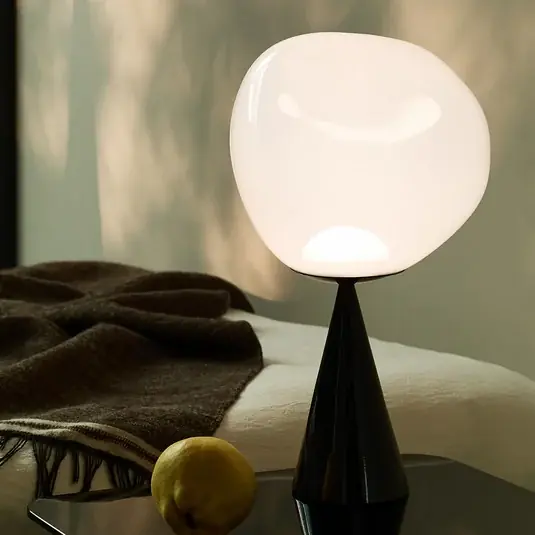 Tom Dixon LED stolní lampa Melt Cone Fat, opálová/černá, 47 cm Zlevněný