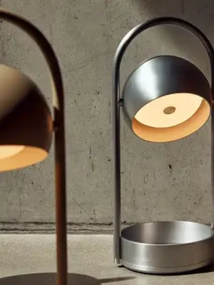 Must-Have FRANDSEN LED stolní lampa Ball Portable, pískově šedá, ocel
