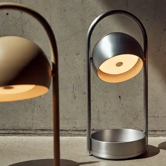 Must-Have FRANDSEN LED stolní lampa Ball Portable, pískově šedá, ocel