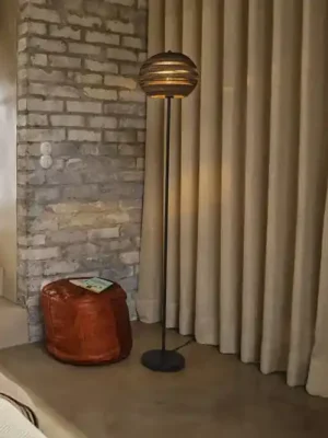 Stojací lampa OSRAM BALL, hnědá, výška 160 cm, vlnitá lepenka, E27 Oblíbený
