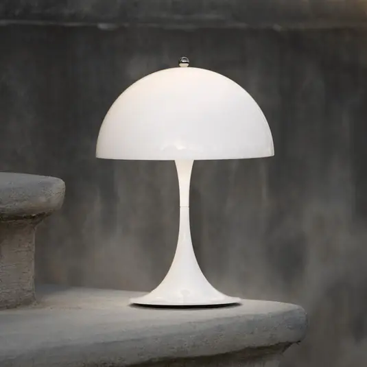 Louis Poulsen Akumulátorová lampa Panthella PORTABLE 250 bílá IP44 Oblíbený
