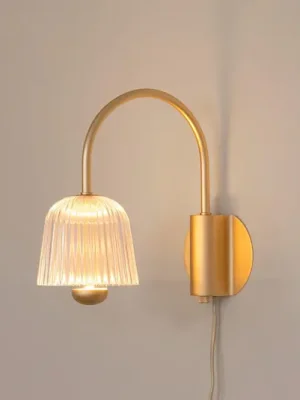 Nuura LED nástěnné světlo Asteea, šířka 16 cm, mosazná barva/čirá Nízká Cena