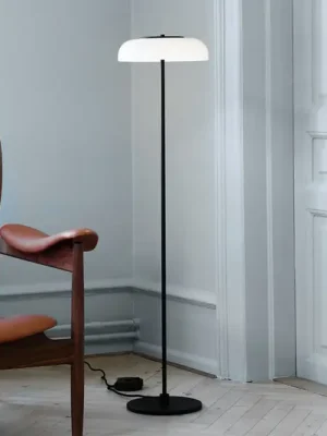 Levný Nuura LED stojací lampa Blossi, výška 120 cm, černá/opálová
