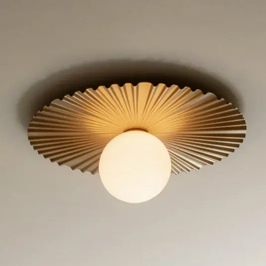 Nuura nástěnné světlo Liila Muuse, Ø 42 cm, IP44, zlatá/opálová Objednat Nyní