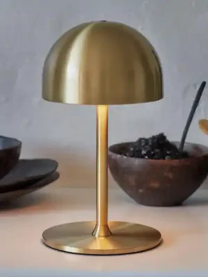 Víkendová Akce LED stolní lampa na baterie Tim, mosazná barva, výška 22 cm, IP54