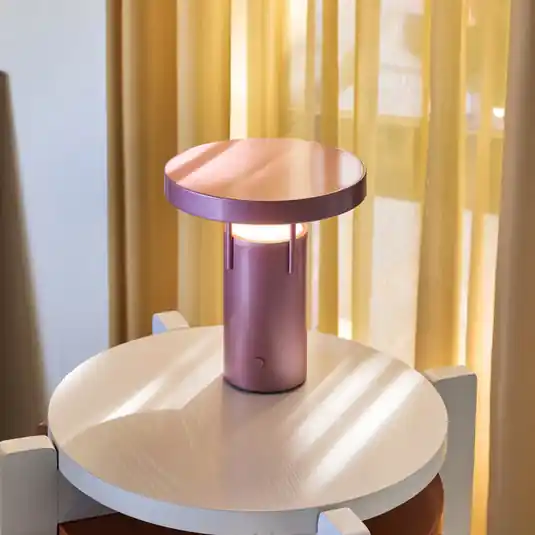 Kup Teď HÜBSCH LED stolní lampa BringMe Mini, růžová metalíza, 20 cm