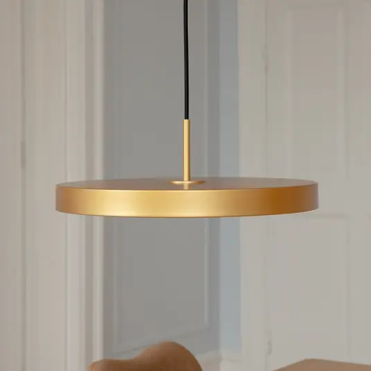 Nová Kolekce Závěsné světlo UMAGE LED Asteria Medium, mosazná barva Ø 43 cm