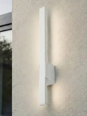 Akční Cena Lindby LED venkovní nástěnné svítidlo Sakari, bílé, hliník, výška 50 cm