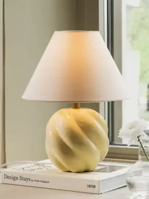 Levný Globen Lighting stolní lampa DAHLIA, béžová/žlutá, výška 31 cm