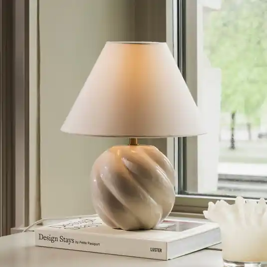 Novinka Globen Lighting stolní lampa DAHLIA, béžová/béžová, výška 31 cm