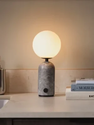 Autentický Globen Lighting Stolní lampa Torrano na dobíjecí baterii, mramorově šedá