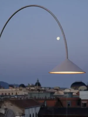 Kup Teď Vibia LED venkovní stojací lampa OUT, béžová, výška 242 cm, IP44, 2700 K