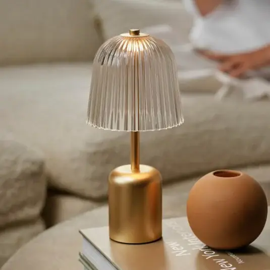 Kup Teď Nuura LED stolní lampa na baterie Asteea, mosazná barva, výška 27 cm