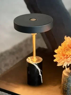 Dyberg Larsen LED stolní lampa na baterie Starlight, černá/mosazná Rychlé Dodání