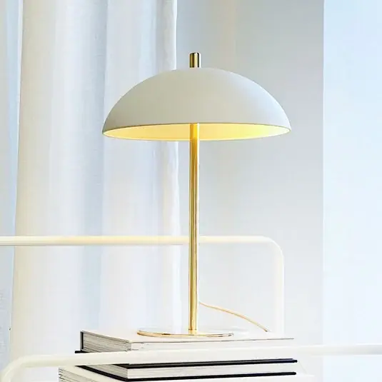 Dyberg Larsen stolní lampa Globus, béžová/mosaz, 44 cm Omezená Nabídka