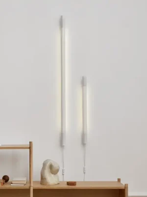 GEJST Nástěnné světlo Radent zástrčka, bílé, výška 70 cm, G13 LED Značkový
