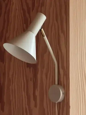 Ověřený FRANDSEN Nástěnné světlo Lyss, béžové, zástrčka, výška 42 cm, E27