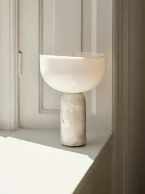 Značkový NEW WORKS LED stolní lampa na baterii Kizu, béžová, mramor, stmívatelné