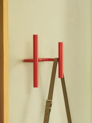 Aktuální Nástěnný věšák Flip, červený, šířka 20 cm, kov