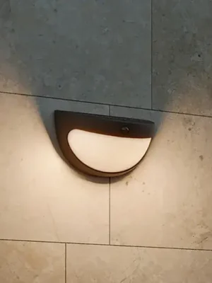 LED solární nástěnné svítidlo Philips Swyn, černé, se senzorem, IP44 Omezená Nabídka