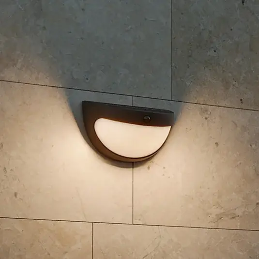 LED solární nástěnné svítidlo Philips Swyn, černé, se senzorem, IP44 Omezená Nabídka