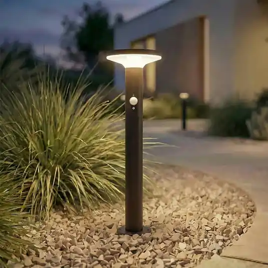LED solární podlahová lampa PRIOS Kalen, černá, 50 cm, se senzorem Dokud Zásoby Vydrží