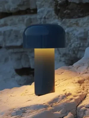 Novinka Stolní lampa FLOS Bellhop s LED diodami a dobíjecím akumulátorem, modrá, 21 cm,