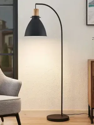 Akční Cena Stojací lampa Lindby Trebale, černá, dřevo, 154 cm, E27
