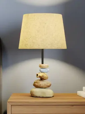 Stolní lampa Vera, látkový stínidlo a kamenný dekor, 38 cm Kup Teď