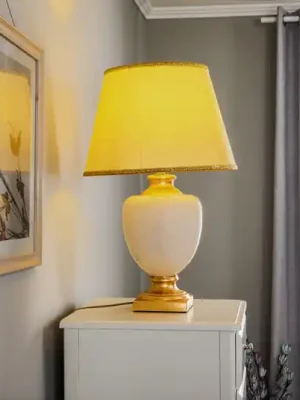 Must-Have Stolní lampa Mozart v barvě slonová kost/zlato