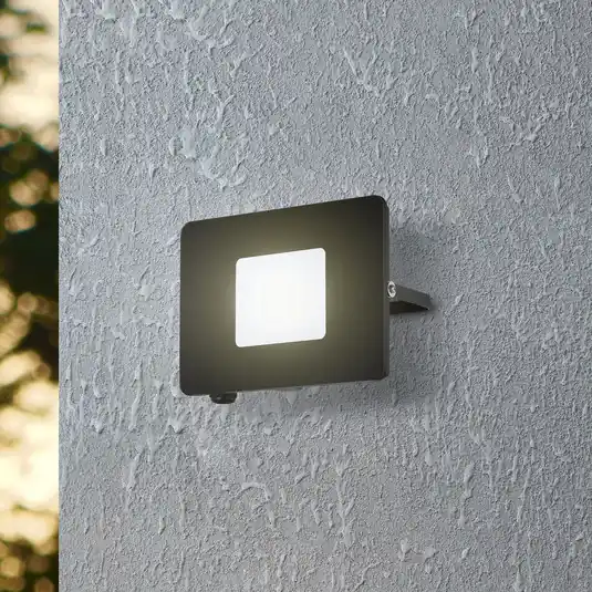 Super Cena Faedo 3 LED venkovní reflektor v černé barvě, 30W