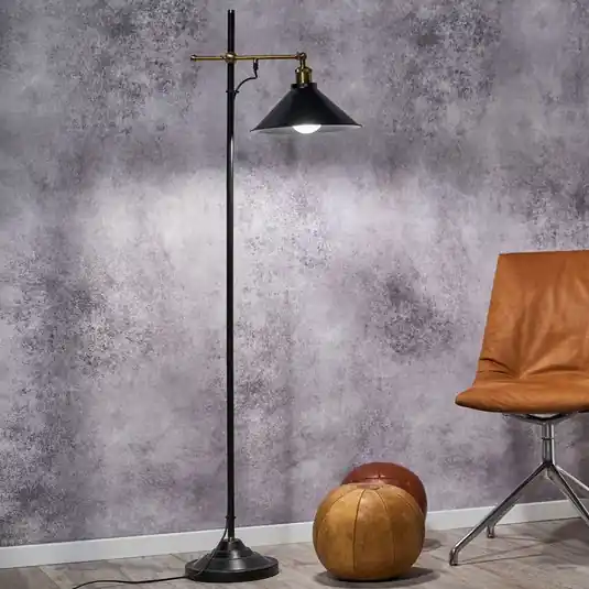 Aktuální Stojací lampa Lenius s pohyblivým stínidlem