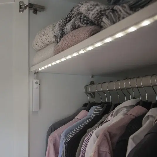 LED světelný pás, snímač pohybu, provoz na baterii Hit Sezóny