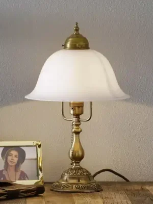 Kup Teď Zdobená stolní lampa Carolin z mosazi