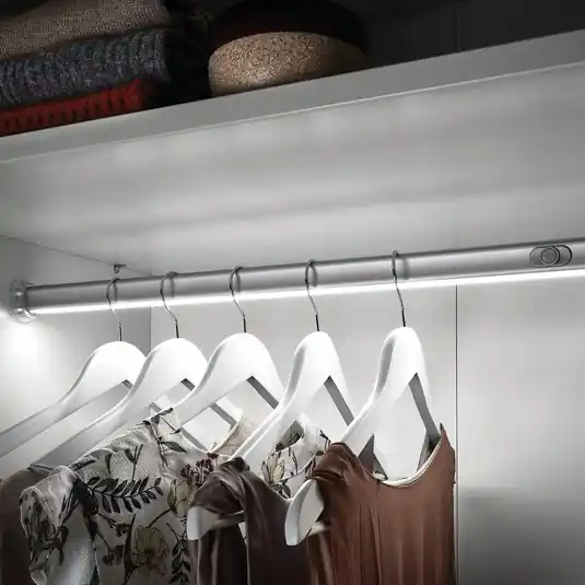 Zlevněný LED osvětlení šatní tyče se senzorem, 60cm