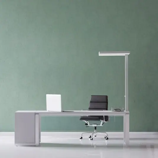 Rychlé Dodání LED stolní lampa MAULjaval, stříbrná, 120 cm, stmívatelná, svěrná patice