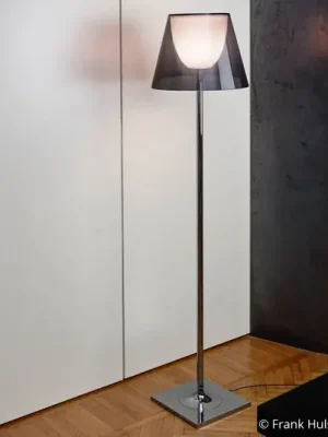 FLOS KTribe F2 stojací lampa, kouřově šedá Vysoce Kvalitní