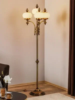 Jen Po Omezenou Doba Stojací lampa Delia, patinovaná mosaz