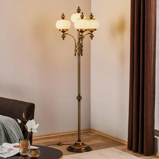 Jen Po Omezenou Doba Stojací lampa Delia, patinovaná mosaz